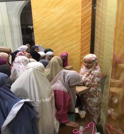Buka Puasa di Masjid Tarbiatul Hidayah