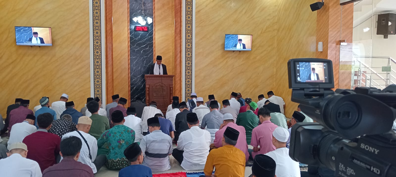 Keluarga Besar Disdikbud Laksanakan Sholat Idhul Adha 1445 H di Masjid Tarbiyatul Hidayah