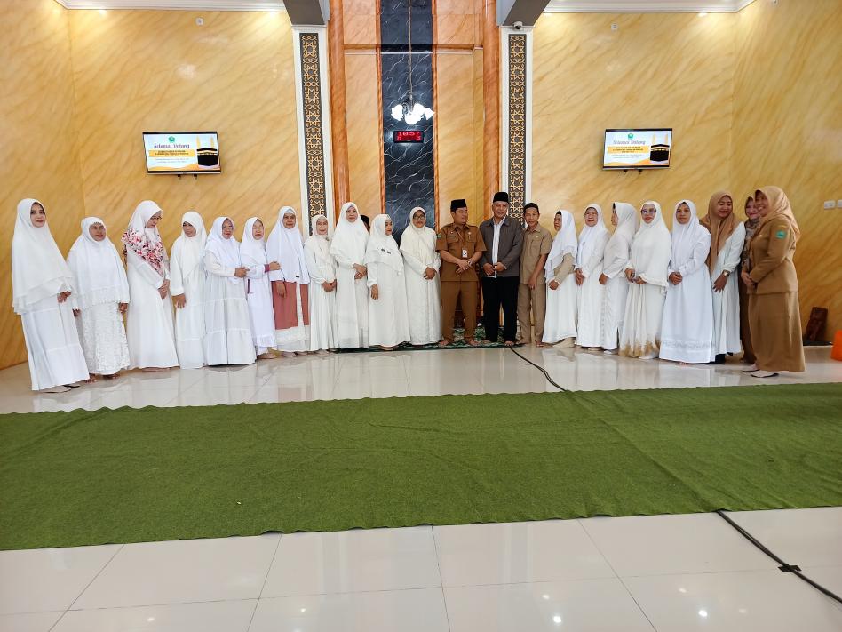 Mas Kadin Melepas 24 CJH di Lingkungan Dinas Pendidikan dan Kebudayaan