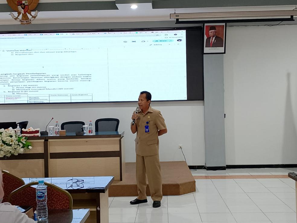 Sekretaris Disdikbud Membuka Finalisasi Penyusunan Buku Pendamping Mbois Ilakes